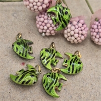 charms-slørhalefisk-lysegrøn-sorte-striber-emaljeret-sølvvedhæng-vintage-smykke